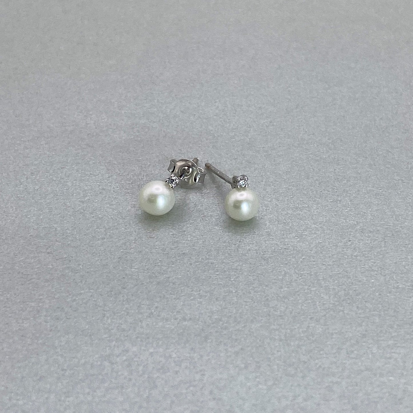 9ct White Gold Pearl Stud Earrings