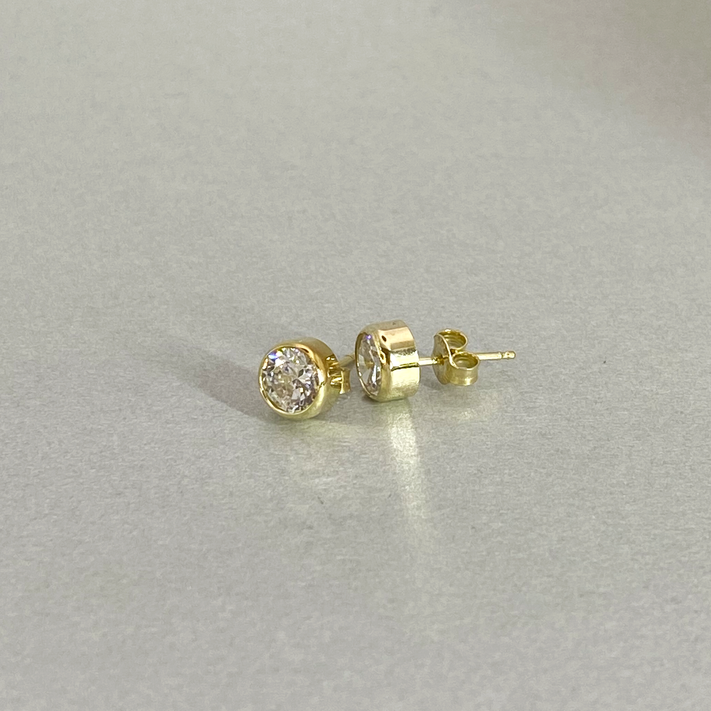 9ct Yellow Gold Cubic Zirconia Tube Stud