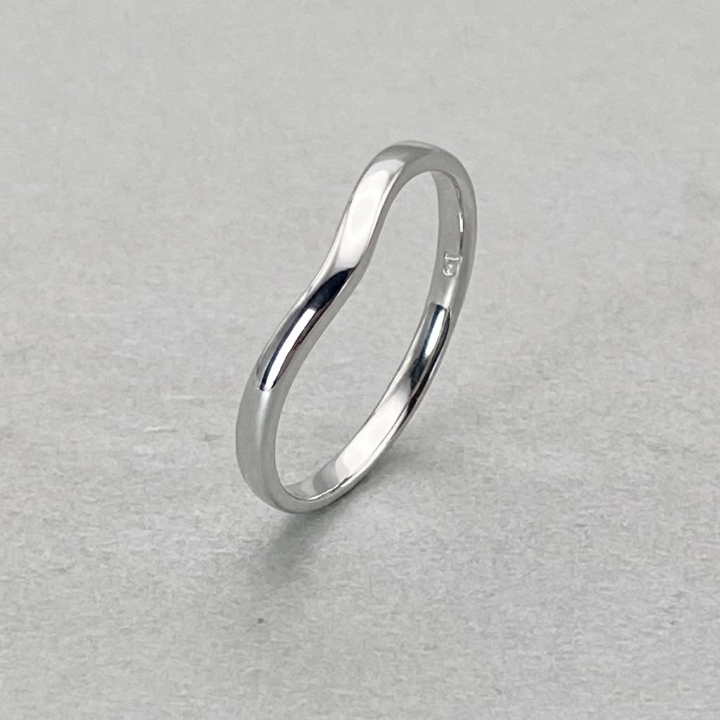 9ct White Gold Plain Curved Side Band Size P