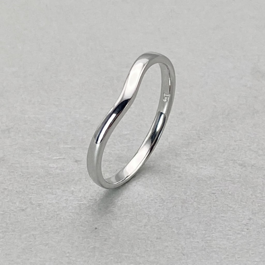 9ct White Gold Plain Curved Side Band Size P