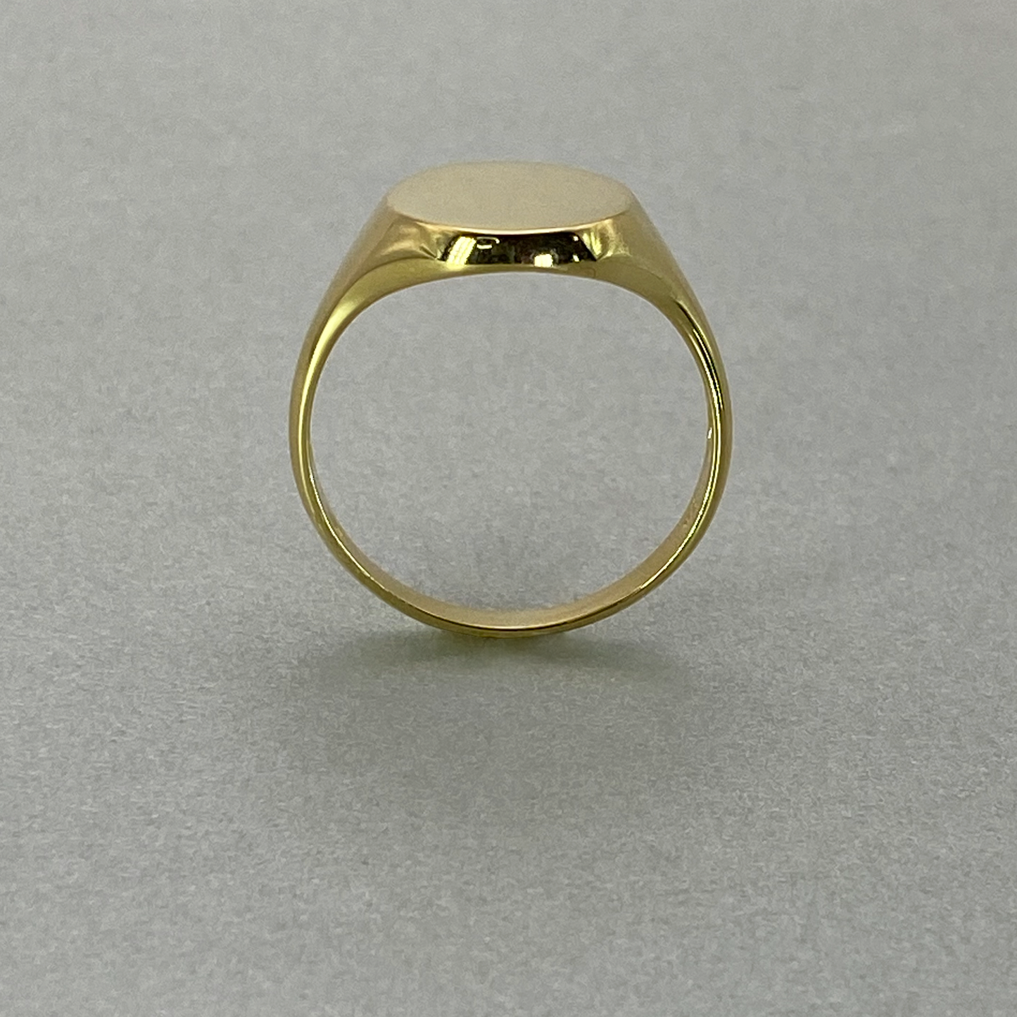 9ct Yellow Gold Oval Signet Ring.
