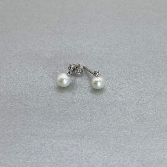 9ct White Gold Pearl Stud Earrings